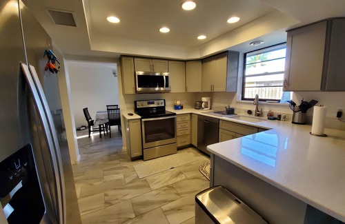 Stuart Casa | Se alquila hermosa casa unifamiliar remodelada con cochera en Stuart, Florida.