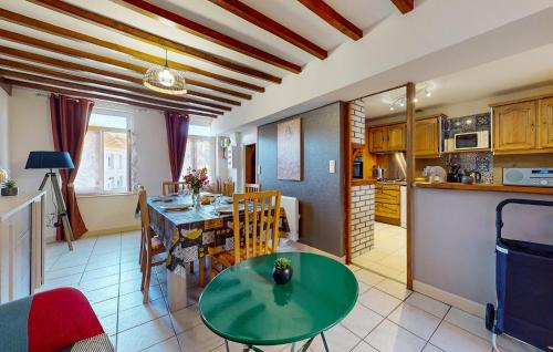 Neuville-sous-Montreuil Casa | Nice Home In Neuville-Sous-Montreuil