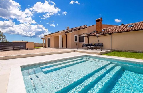 Bibici Casa | Nice home in Bibici with private swimming pool, can be inside or outside