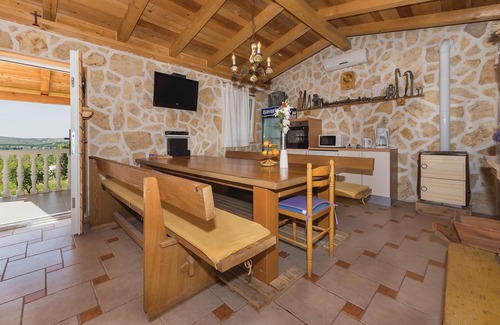 Danilo Biranj Casa | Bonita casa en Danilo con cocina.