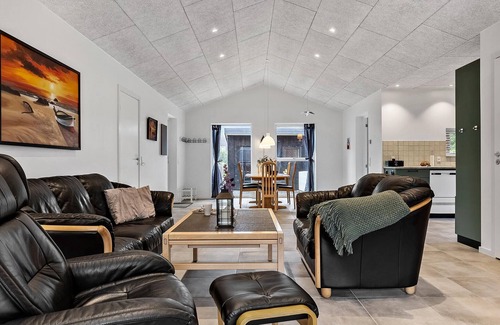 Farvang Casa | Nice home in Fårvang with outdoor swimming pool