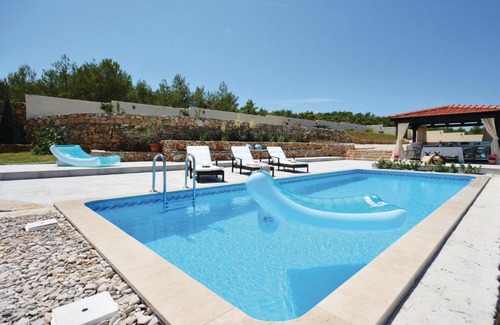 Gdinj Casa | Nice home in Gdinj with 2 Bedrooms, WiFi and Outdoor swimming pool