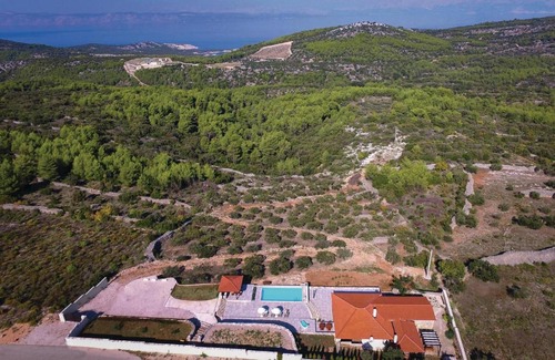 Gdinj Casa | Nice home in Gdinj with 2 Bedrooms, WiFi and Outdoor swimming pool