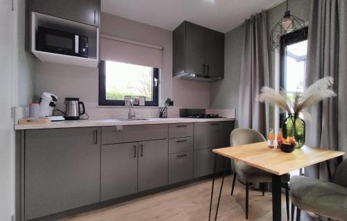 Heinkenszand Casa | Nice Home In Heinkenszand With Wifi