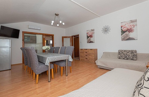 Sibenik Casa | Bonita casa en Konjevrate con WiFi