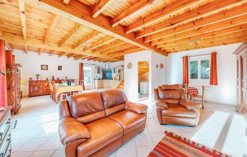 Louvie-Soubiron Casa | Nice Home In Louvie-Soubiron