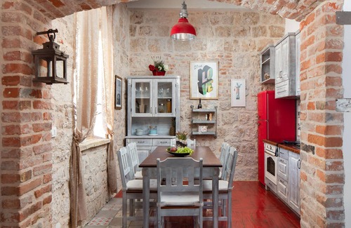 Cove Rogacic Casa | Bonita casa en Vis con cocina.