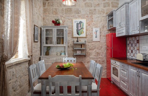 Cove Rogacic Casa | Bonita casa en Vis con cocina.
