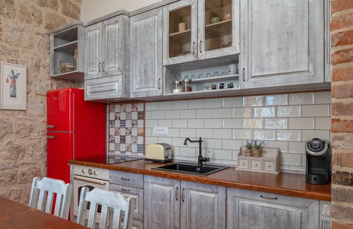 Cove Rogacic Casa | Bonita casa en Vis con cocina.