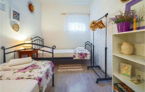 Zrnovnica Casa | Nice Home In Zrnovnica