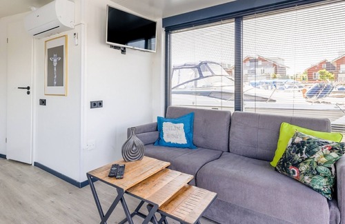 Municipality of Uitgeest Alquiler De Eote | A comfortable barge close to the sea and towns