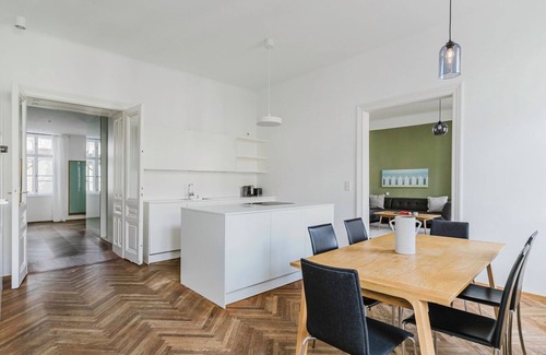 Altlerchenfeld Apartamento | Nice Josefstadt 2BR w/ Laundry, Fully Furnished, by Blueground