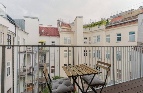 Weißgerber Apartamento | Nice Landstraße Studio w/ Washer & Balcony, by Blueground