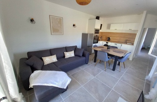 Saint-Paul-les-Fonts Casa | Nice little cottage for 2 people, air conditioning, terrace, parking and shared swimming pool.