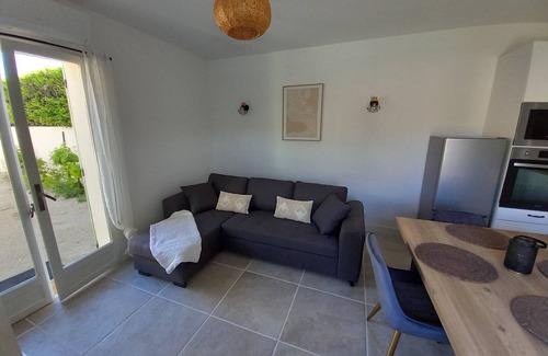 Saint-Paul-les-Fonts Casa | Nice little cottage for 2 people, air conditioning, terrace, parking and shared swimming pool.