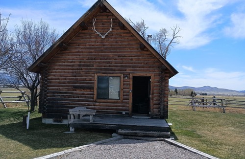 Dillon Cabina | Nice little cabin just south of Dillon.