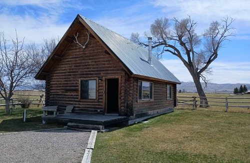 Dillon Cabina | Nice little cabin just south of Dillon.