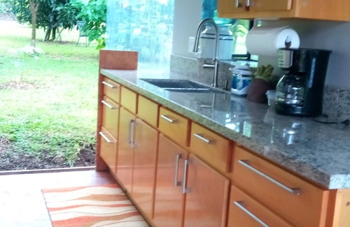 Keaau Cabaña | Bonita casita en un huerto de frutas tropicales que consta de muchas frutas.