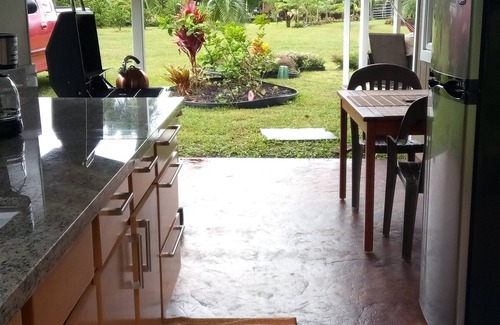 Keaau Cabaña | Bonita casita en un huerto de frutas tropicales que consta de muchas frutas.