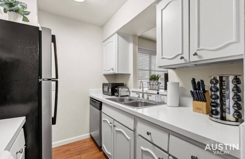 Westfield Apartamento | Nice ‘n’ Quiet Downtown Apt | Pool + Free Parking