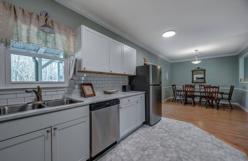 Union Mills Casa | Nice quiet keyless entry home just 25 min to Lake Lure & Chimney Rock with barn
