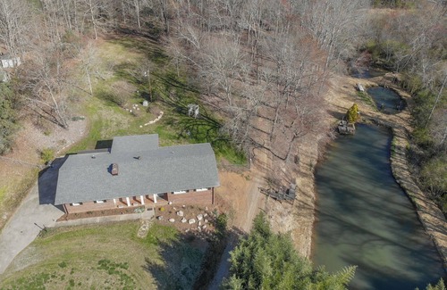 Union Mills Casa | Nice quiet keyless entry home just 25 min to Lake Lure & Chimney Rock with barn