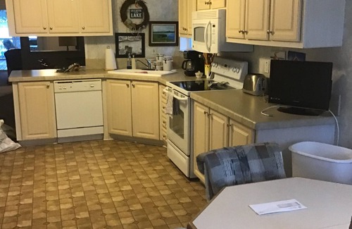 Pomona Park Casa | Nice quiet lakefront home with great fishing !