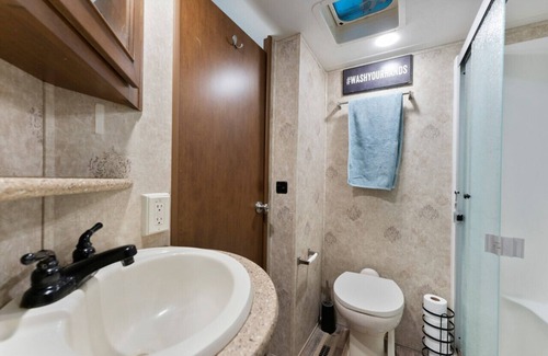 Disston Heights Casa | Nice spacious RV queen bed plus rollaway twin mattress