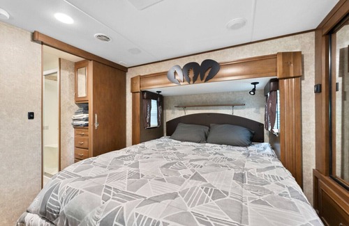 Disston Heights Casa | Nice spacious RV queen bed plus rollaway twin mattress