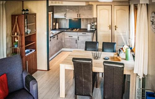 Reutum Otro | Nice StaCaravan In Reutum With Wifi
