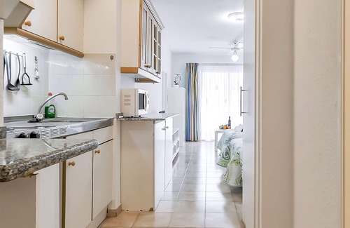 Los Cristianos Apartamento | Bonito estudio con vista a la piscina climatizada en "Castle Harbour", Los Cristianos, Tenerife