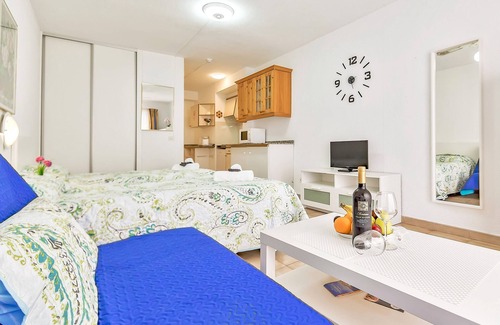 Los Cristianos Apartamento | Bonito estudio con vista a la piscina climatizada en "Castle Harbour", Los Cristianos, Tenerife