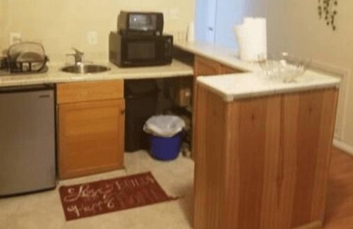 Forest Glen Apartamento | Nice sunny basement apartment 5mins to HCHospital