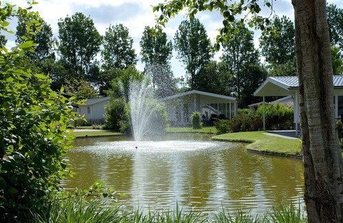Municipality of Langedijk Casa | Bonita carpa con baño, cerca de un área de recreación.