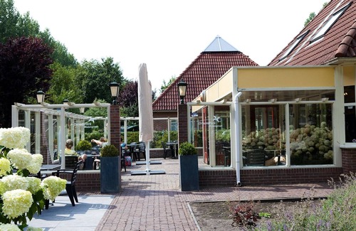 Municipality of Langedijk Casa | Bonita carpa cerca de un área de recreación.