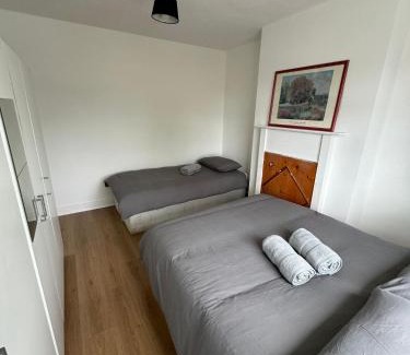 Glasnevin Casa | Nice Triple Room at 2 Iveragh Rd-7