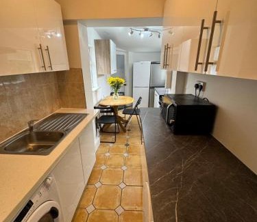 Glasnevin Casa | Nice Triple Room at 2 Iveragh Rd-7