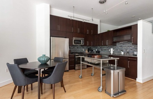 McLean Apartamento | Nice Tysons Corner 1BR w/ Gym & Pool, nr Galleria Mall, by Blueground