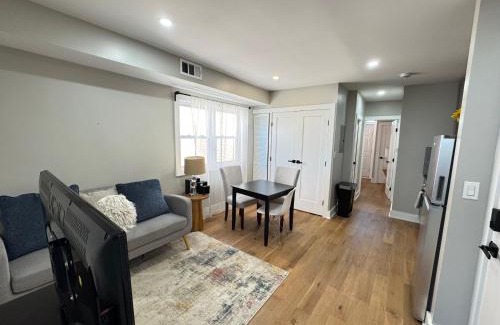 Northeast Apartamento | NICE Updated Apartment near Metro
