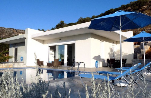 Kambia Villa | Bonita villa para 1 a 4 personas, vista al mar y montaña, piscina privada