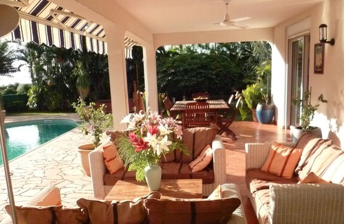 La Possession Villa | Hermosa villa en una sola planta, gran piscina en un hermoso jardín.