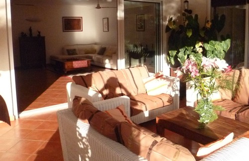La Possession Villa | Hermosa villa en una sola planta, gran piscina en un hermoso jardín.
