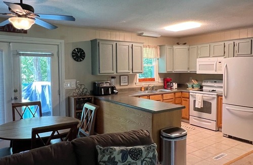 Utica Casa | Nicely appointed 3 bedroom house located in Seneca SC near Clemson University.