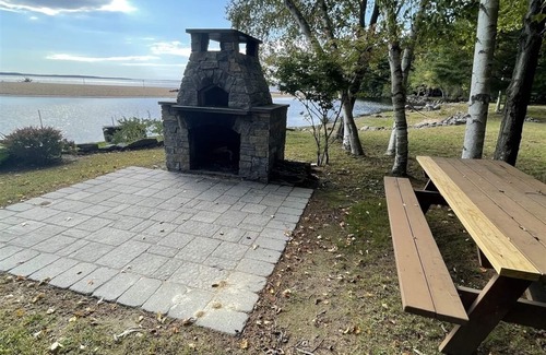 Thompson's Point Casa | Nicely appointed four bedroom shorefront home