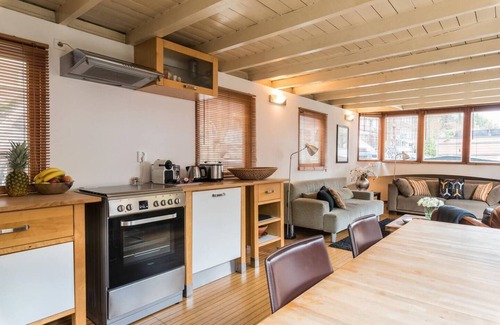 Jordaan Alquiler De Eote | Nicely decorated houseboat-apartment at the canal district in the historic old centre of Amsterdam.