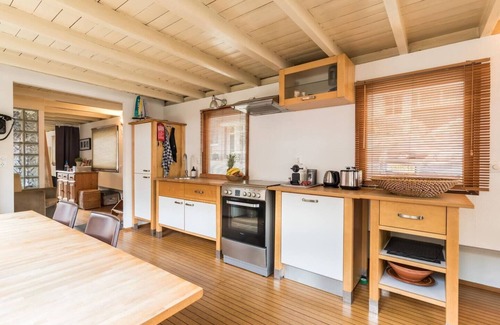 Jordaan Alquiler De Eote | Nicely decorated houseboat-apartment at the canal district in the historic old centre of Amsterdam.