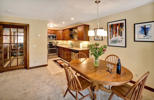Central Vermont- Killington Condominio | Esquí en / esquíe directamente desde su puerta con piscina, jacuzzi y gimnasio