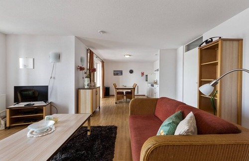 Municipality of Hellevoetsluis Apartamento | Nicely furnished 4-pers. apartment with unique harbor view located at Cape Helius holiday park.
