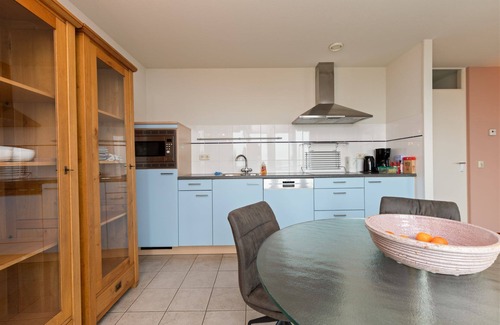 Municipality of Hellevoetsluis Apartamento | Nicely furnished 4-pers. apartment with waterview located at Cape Helius holiday park.
