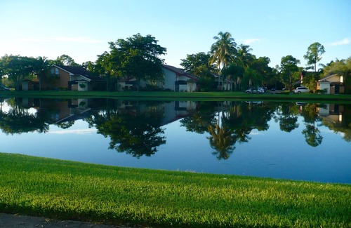 Cypress Lakes Estates Villa | Recién amueblado 3 dormitorios / 2 baños Villa, Cerca de tiendas, restaurantes y playas.